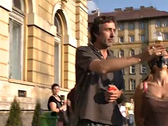 Tussi, Grosse titten, Blondine, Vollbusig, Hardcore, Öffentlich, Rumänisch