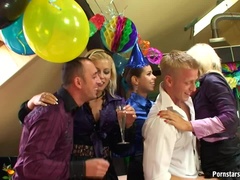 Spermaladung, Selbstgemacht, Lesbisch, Orgie, Party, Pissen, Satin, Dusche