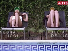 Grosser arsch, Schwarz, Fingern, Lesbisch, Orgasmus, Pool, Ablutschen, Tätowierung