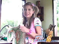 18 años, Amateur, Rubia, Cocina, Pezones, Flaco, Solo, Adolescente