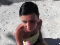 Amateur, Sucer une bite, Brunette brune, Voiture, Argent, De plein air, Pov, Pute