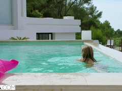 Gevangen, Diep in de keel, Sperma in gezicht, Harig, Likken, Kut duiken, Rijden, Student