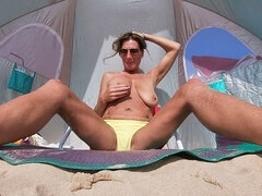 Enthousiasteling, Strand, Badpak, Huisgemaakt, Masturbatie, Moeder die ik wil neuken, Natuurlijke tieten, Openbaar