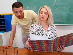 Gros cul, Gros seins, Blonde, Sucer une bite, Brunette brune, En levrette, Interracial, Fille latino