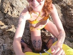 Plage, Sucer une bite, Britannique, Faciale, De plein air, Public, Rousse roux, Tatouage