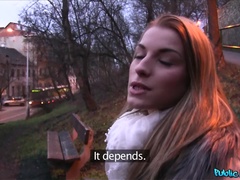 Blondine, Betrug, Paar, Spermaladung, Handjob, Im freien, Pov, Öffentlich