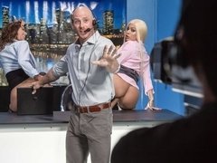 デカ尻, ブロンド, バック, 女 人男 人, 毛深い, 手コキする, キス, オッパイの