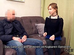 Mann kommt zum russischen Schuldner und bohrt bald rasierte Muschi