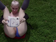 Axilas, Rubia, Peludo, Masturbación, Al aire libre, Pequeña, Falda, Solo