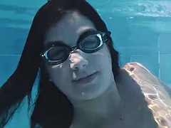 Gros seins, Brunette brune, Hongroise, Nue  à poil, Piscine, Public, Adolescente, Nénés