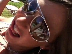 Leie, Hinter den kulissen, Grosse titten, Bikini, Braunhaarige, Im freien, Piercing, Nass