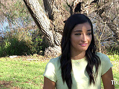 デカチン, フェラチオ, 車, オーガズム, 小柄, 公共, 剃毛, オッパイの