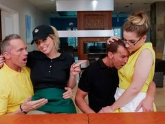 Arsch, Grosser arsch, Blondine, Hundestellung, Handjob, Küssen, Milf, Muschi