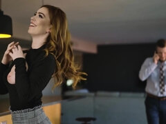 Grosser arsch, Blasen, Schwanz, Hardcore, Masturbation, Büro, Rotschopf, Jungendliche (18+)