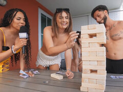 Gros cul, Gros seins, Sucer une bite, Brunette brune, Rasée, Suçant, Plan cul à trois