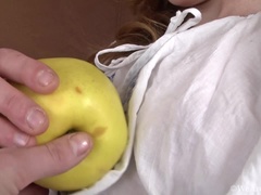 Blonde, Poilue, Masturbation, Sous la jupe