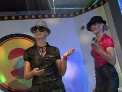 Amateur, Morena, Club, Gafas, Orgía, Pantaletas, Intercambio de parejas, Mojado