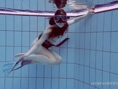 Braunhaarige, Europäisch, Nackt, Pool, Öffentlich, Erotischer film, Titten, Unter wasser