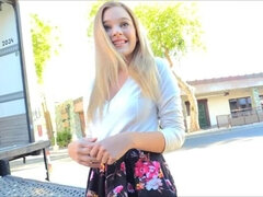 18 jaar, Enthousiasteling, Blond, Hd, Klein, Openbaar, Tiener, Onder de rok