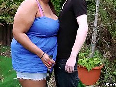 BBW getting her hole fingered before cock riding