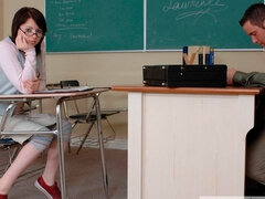 Sucer une bite, Brunette brune, Doigter, Branlette thaïlandaise, Chatte, Rasée, Dénudage, Adolescente