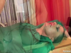 着衣女と全裸男, ハードコア, なめる, 淫乱熟女, 放尿, 喫煙, ストッキング, フェラする