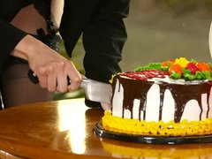 Gros seins, Brunette brune, Nourriture, Masturbation, Seins naturels, Piercing, Solo, Tatouage