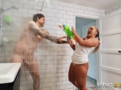 Culo, Rubia, Atrapados, Estilo perrito, Ducha, Tatuaje, Adolescente, Mojado