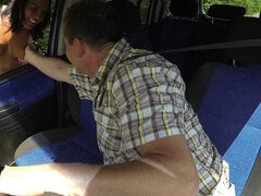 Arsch, Braunhaarige, Auto, Süss, Fingern, Handjob, Milf, Strümpfe