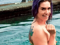 指いじり, オナニー, アウトドア, プール, 一人, タトゥー, おもちゃ, 濡れ