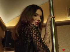 Culo, Morena, Club, Tacones, Lesbiana, Desnudarse, Tatuaje, Tetas