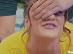 Blasen, Aufs gesicht abspritzen, Frau frau mann, Brille, Interrassisch, Natürlichen titten, Piercing, Realität