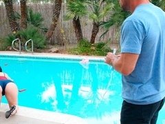 Sucer une bite, Brunette brune, Éjaculer dans la bouche, Tir de sperme, En levrette, Rasée, Dénudage, Nénés