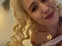 Leie, In den arsch, Tussi, Blondine, Paar, Piercing, Rasiert, Tätowierung