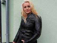 Grosser arsch, Grosser schwanz, Grosse titten, Schwarz, Blondine, Blasen, Hundestellung, Milf