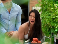 Asiatique, Sucer une bite, Brunette brune, Embrassement, Léchez, De plein air, Chatte, Nénés