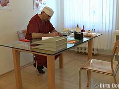 In den arsch, Tussi, Blondine, Blasen, Spermaladung, Fetisch, Gynäkologe, Rasiert