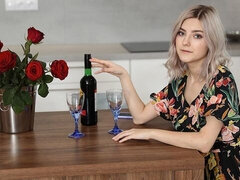 Enthousiasteling, Blond, Vingeren, Masturbatie, Natuurlijke tieten, Alleen, Strippen, Tiener