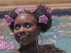 Smoking Hot Beauty Elsie Shakes Her Round Booty While Swimming Naked In The Pool