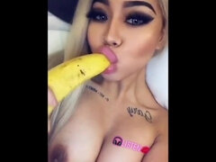 Asiatique, Blonde, Sucer une bite, Britannique, Conversation vulgaire, Hd, Masturbation, Tatouage