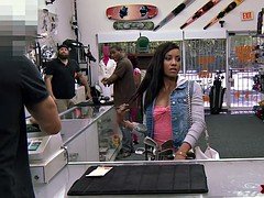 Ebony fucked to get the golf clubs free