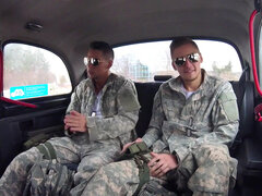 Armee, Lecken, Im freien, Muschi, Flotter dreier, Eng, Zug, Uniform