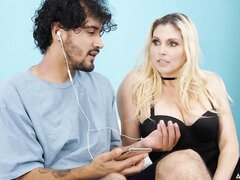 Enthousiasteling, Mooi, Grote mammen, Blond, Pijpbeurt, Hondjeshouding, Moeder die ik wil neuken, Kousen