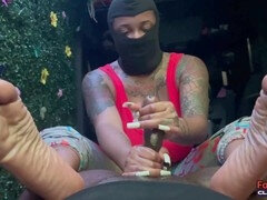 Amerikanisch, Schwarz, Füsse, Weibliche domination, Fussjob, Handjob, Maske, Im freien