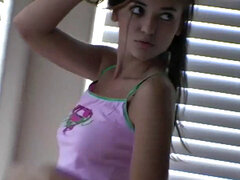 18 ans, Amateur, Brunette brune, Queue, Masturbation, Culottes ou slips, Softcore, Allumeuse