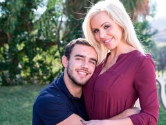 Grosser arsch, Grosser schwanz, Grosse titten, Blondine, Blasen, Hundestellung, Familie, Milf