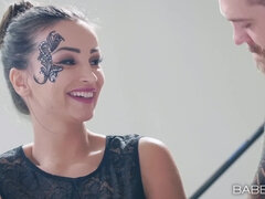 Anaal, Kont, Pijpbeurt, Handbeurt, Hardcore, Kut duiken, Tatoeage, Tieten likken