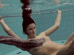 Gros seins, Brunette brune, Fétiche, Seins naturels, Piscine, Public, Russe, Sous marin