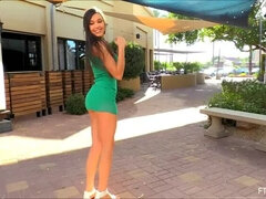 18 ans, Brunette brune, Compilation, Femelle, Masturbation, Public, Rasée, Jupe