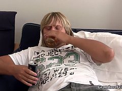 Blasen, Spermaladung, Kehlenfick, Reif, Milf, Mutti, Stiefmutter, Flotter dreier